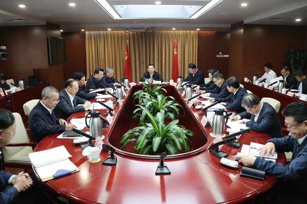 		郝鹏主持召开中央企业经济运行座谈会和宏观经济及重点行业专家座谈会强调推动央企稳增添高质量生长 施展在国民经济中的“稳固器”作用_国资关注_CA88集团有限公司	