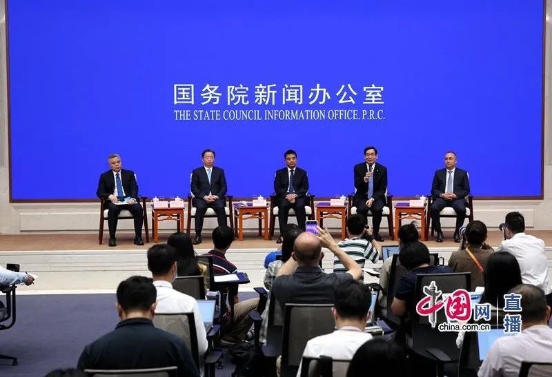 中外记者晤面会上，，周育先谈怎样弘扬企业家精神