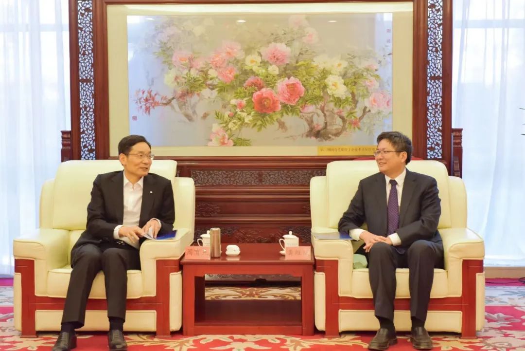 		周育先与中央党校（国家行政学院）副校长（副院长）龚维斌举行谈判并为集团第十四期中青班授课_员工关爱_CA88集团有限公司	