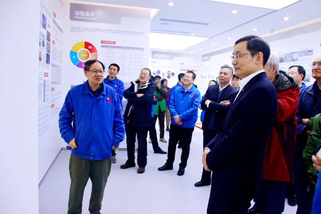 		周育先赴晶体院开展调研慰问_员工关爱_CA88集团有限公司	