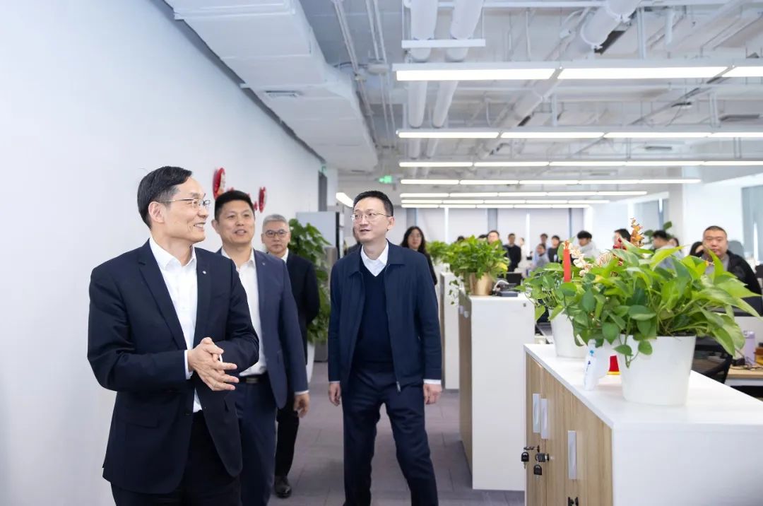 		周育先赴中建材信息调研慰问_员工关爱_CA88集团有限公司	