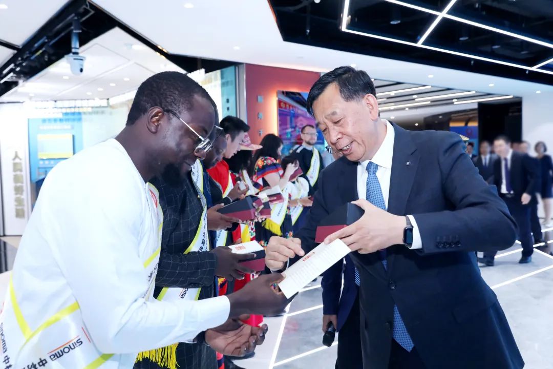 		李新华出席中材建设区域中心汇报会并会见2023年度优异外籍员工_员工关爱_CA88集团有限公司	