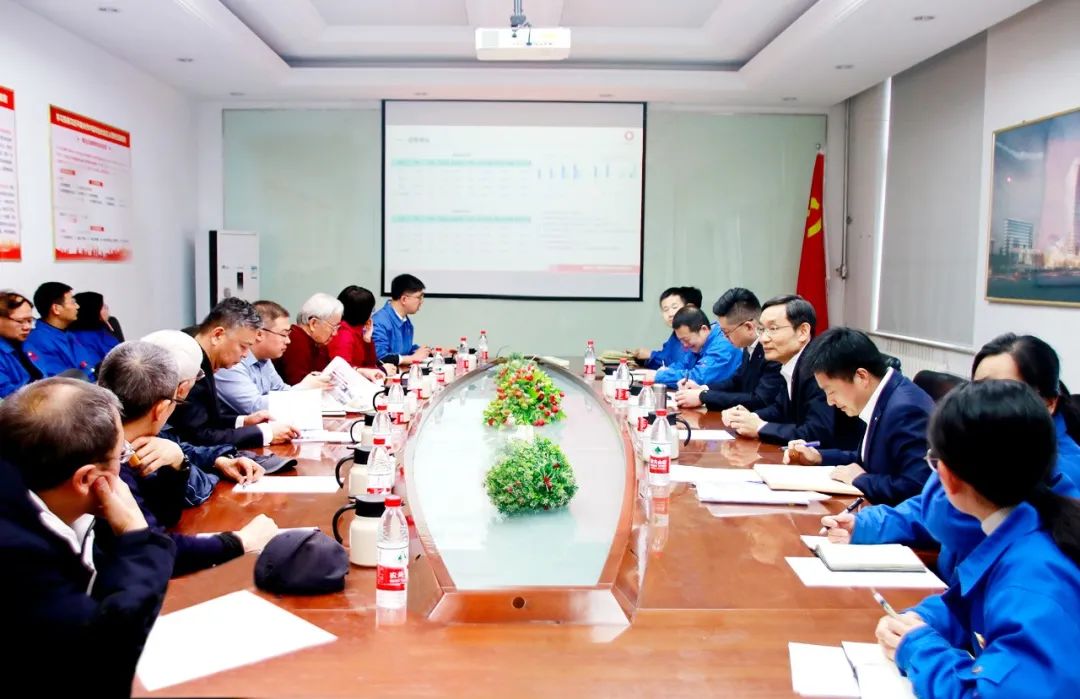 		周育先赴晶体院开展调研慰问_员工关爱_CA88集团有限公司	
