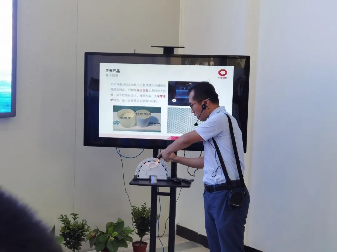 CA88集团有限公司-要闻-开放活动吸引中学学生实践，，，，，，走进无机非金属的漂亮天下