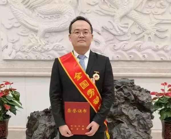 		喜讯！CA88集团胡亚东、刘锦帆获“天下劳动模范”声誉称呼_员工关爱_CA88集团有限公司	