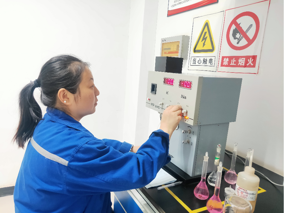 		最美建材人 | 库车天山王英：誊写巾帼匠心的水泥“化学剖析师”_人物_CA88集团有限公司	