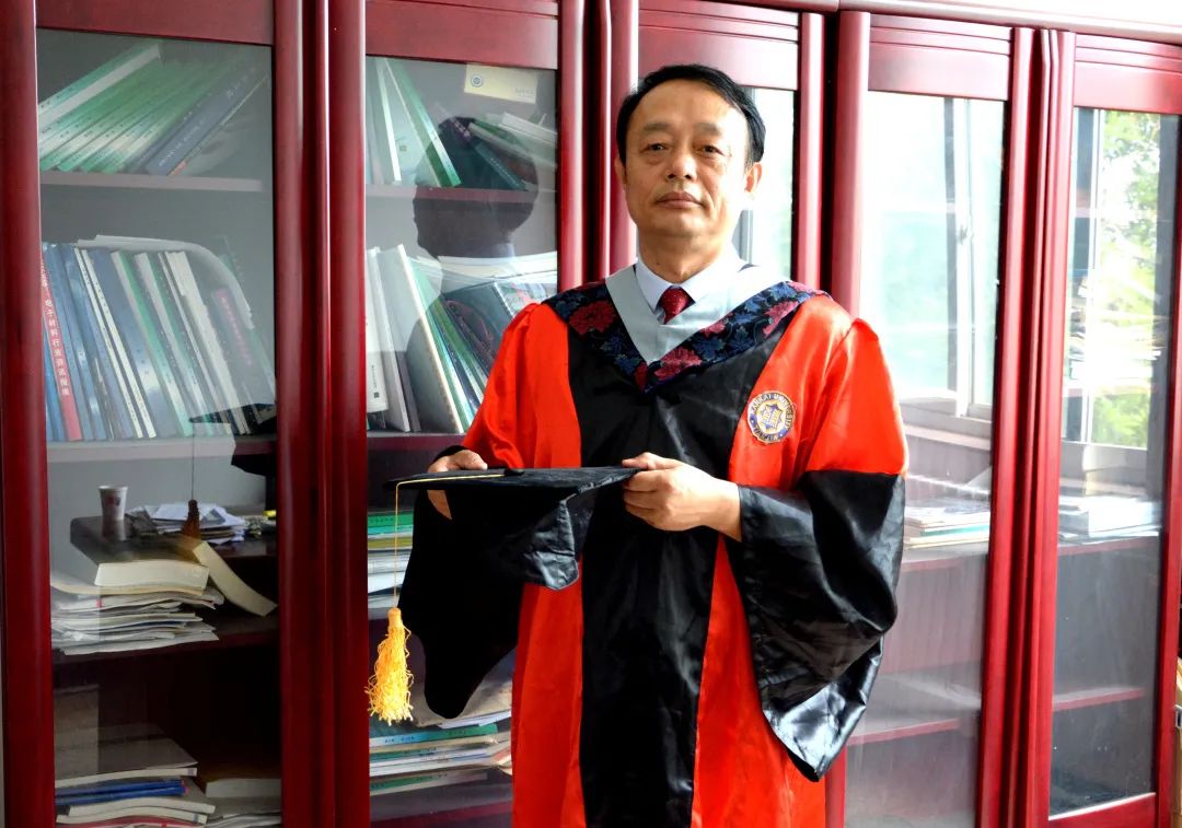 		最美建材人 | 人工晶体院黄存新：用辛勤汗水“种”出璀璨晶体_最美建材人_CA88集团有限公司	