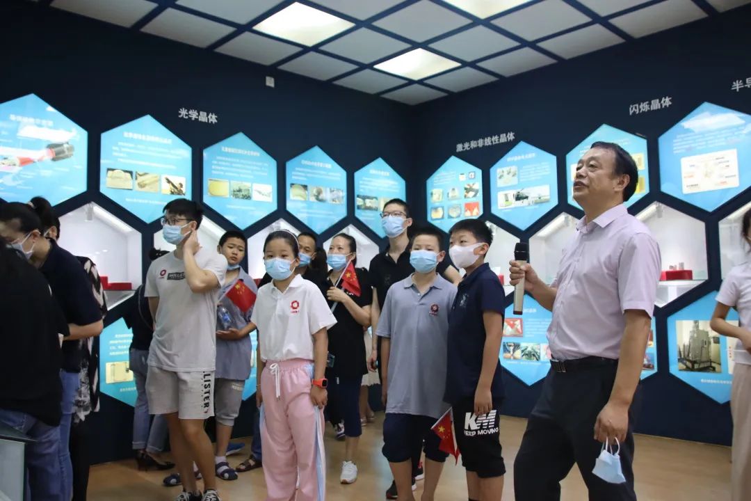 		最美建材人 | 人工晶体院黄存新：用辛勤汗水“种”出璀璨晶体_最美建材人_CA88集团有限公司	