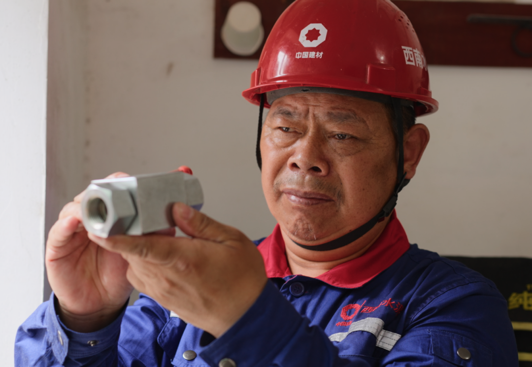 		最美建材人 | 贵州三都西南丁苏平：简朴的事情重复做，，，，，，你会成为行家；；重复的事情专心做，，，，，，你会成为赢家_人物_CA88集团有限公司	