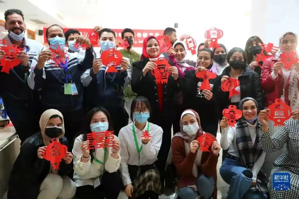 		《新华网》刊发 | “中国制造很有魅力”——埃及学生探访中企在埃大型玻璃纤维生产基地_媒体报道_CA88集团有限公司	
