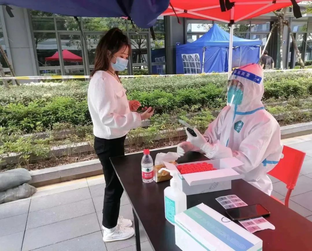 		最美抗疫自愿者 | 北新建材高华军：“五一”劳动节做防疫自愿者_人物_CA88集团有限公司	