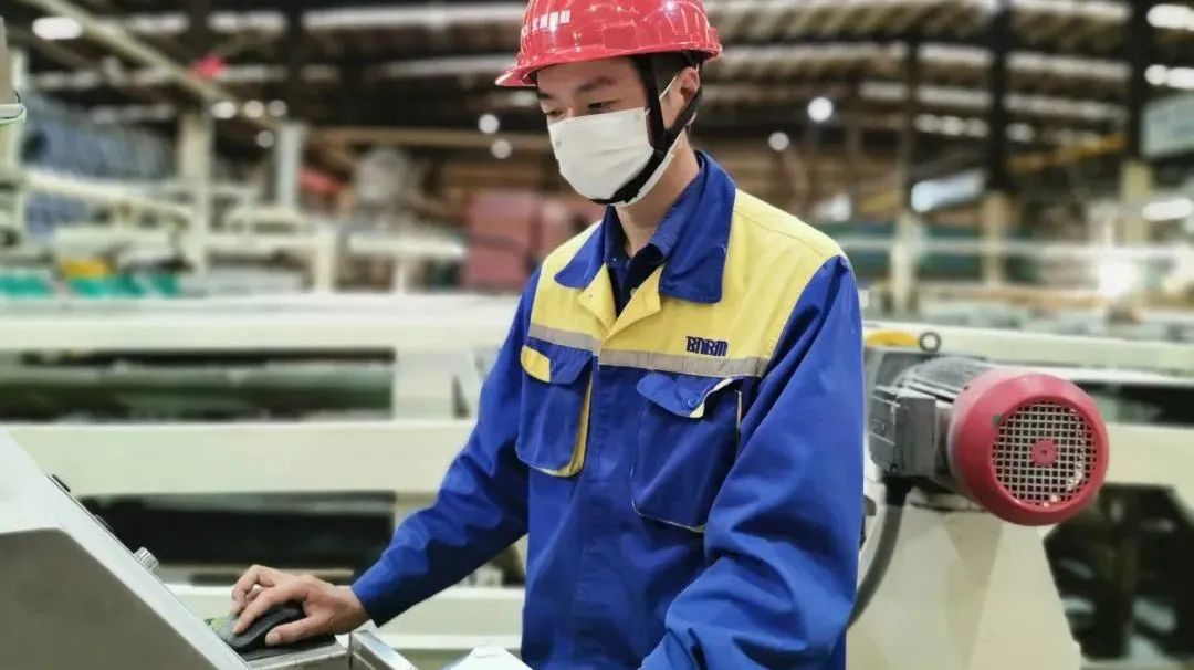 		最美工程手艺职员 | 北新建材王浩然：坚守一线 潜心钻研的“生产线医生”_人物_CA88集团有限公司	