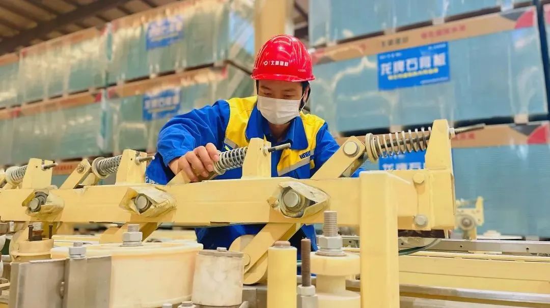 		最美工程手艺职员 | 北新建材王浩然：坚守一线 潜心钻研的“生产线医生”_人物_CA88集团有限公司	