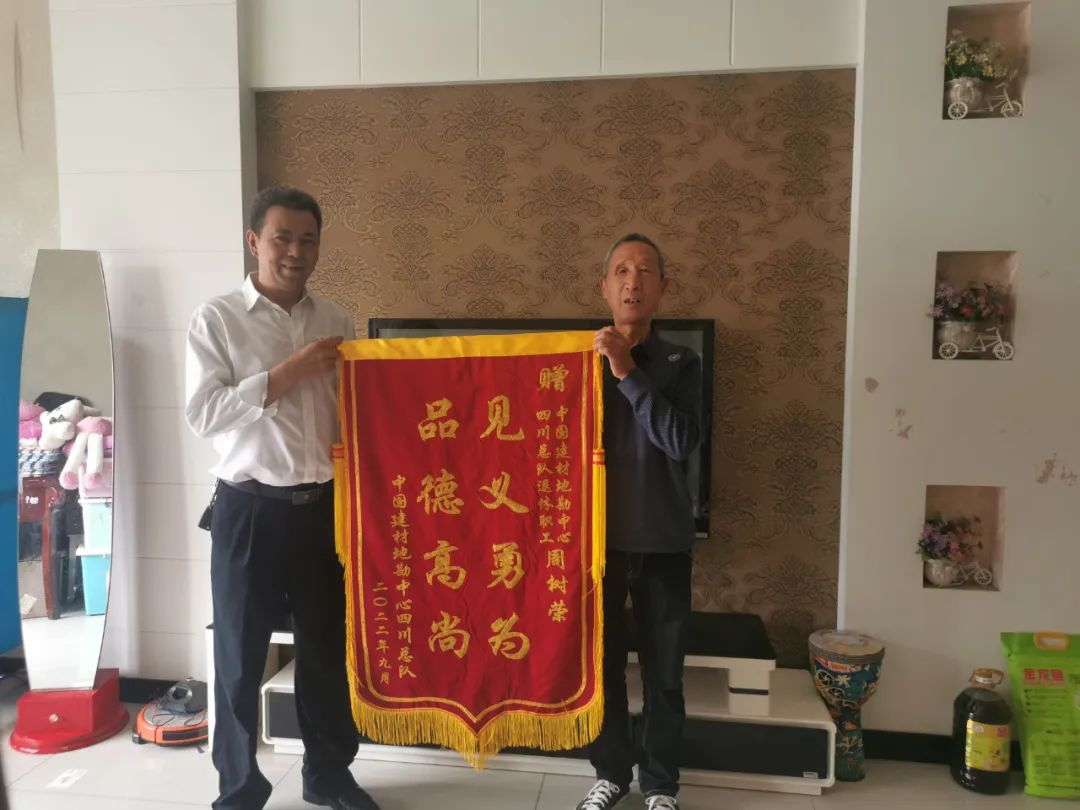  生死瞬间！CA8871岁退休职工奋掉臂身下水救人_斗争有我_CA88集团有限公司 