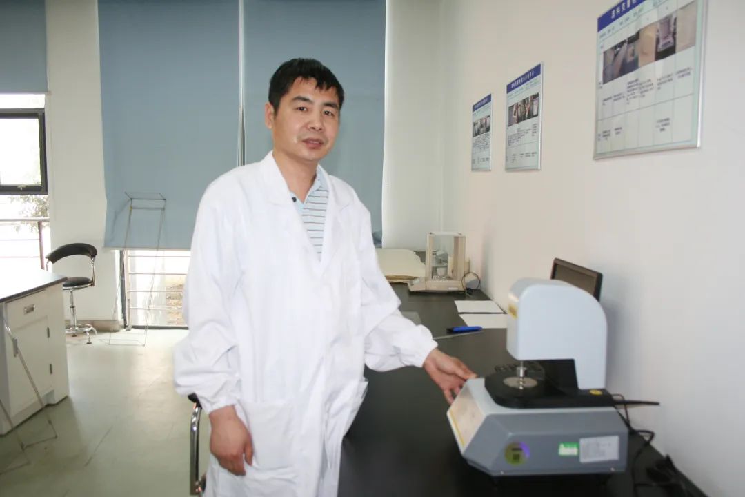 		最美科研先锋 | 南玻有限费传军：立异攻坚功效性膜质料，，，坚决打赢蓝天守卫战_人物_CA88集团有限公司	