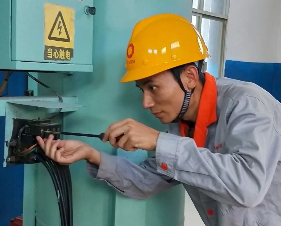 		最美一线劳模丨新余南方徐文龙：不负韶华 匠心筑梦_最美建材人_CA88集团有限公司	