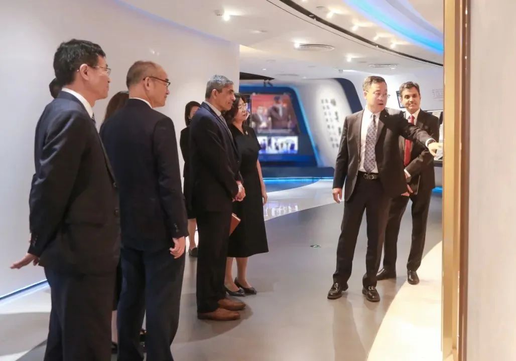 		周育先会见霍尼韦尔全球董事长兼首席执行官柯伟茂一行_幻灯片_CA88集团有限公司	