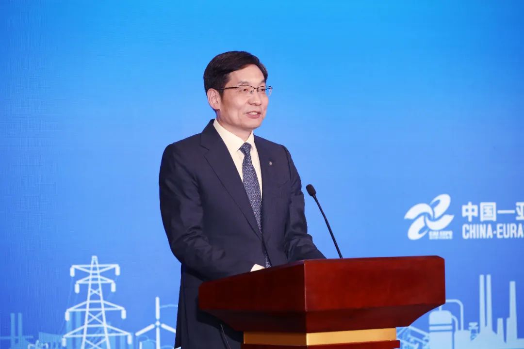		周育先受邀出席“中国工业大奖企业走进新疆 增进区域经济高质量生长座谈会”并调研集团在疆企业_幻灯片_CA88集团有限公司	