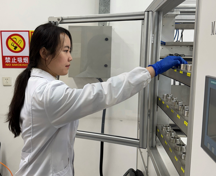 		 科研助理在一线丨高丹丹：用科学严守修建清静的第一道防地 _人物_CA88集团有限公司	