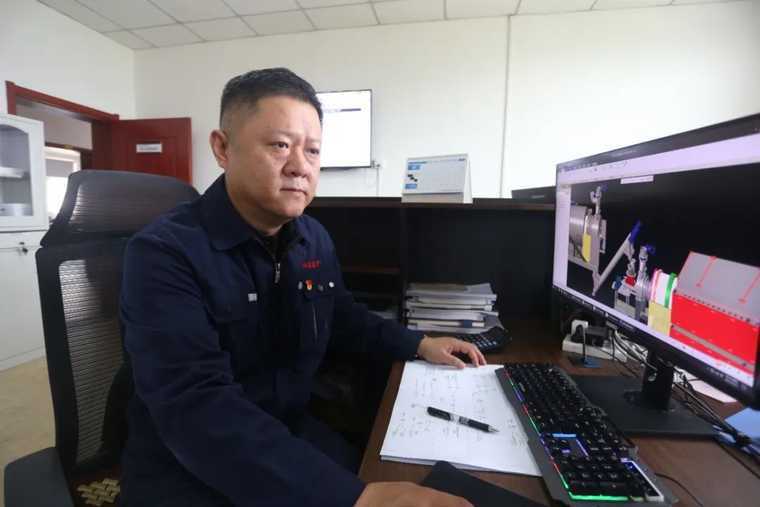 		 最美工程手艺职员｜咸阳陶瓷院贾军：首台套万吨回转炉总设计师 _人物_CA88集团有限公司	
