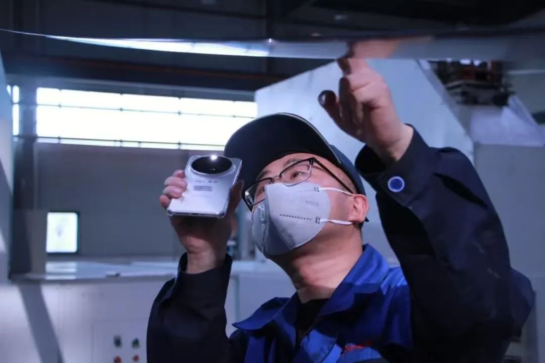 		致敬劳模 | 以立异致匠心：90后工程师杨威用复合质料拉出中国风电新高度_人物_CA88集团有限公司	