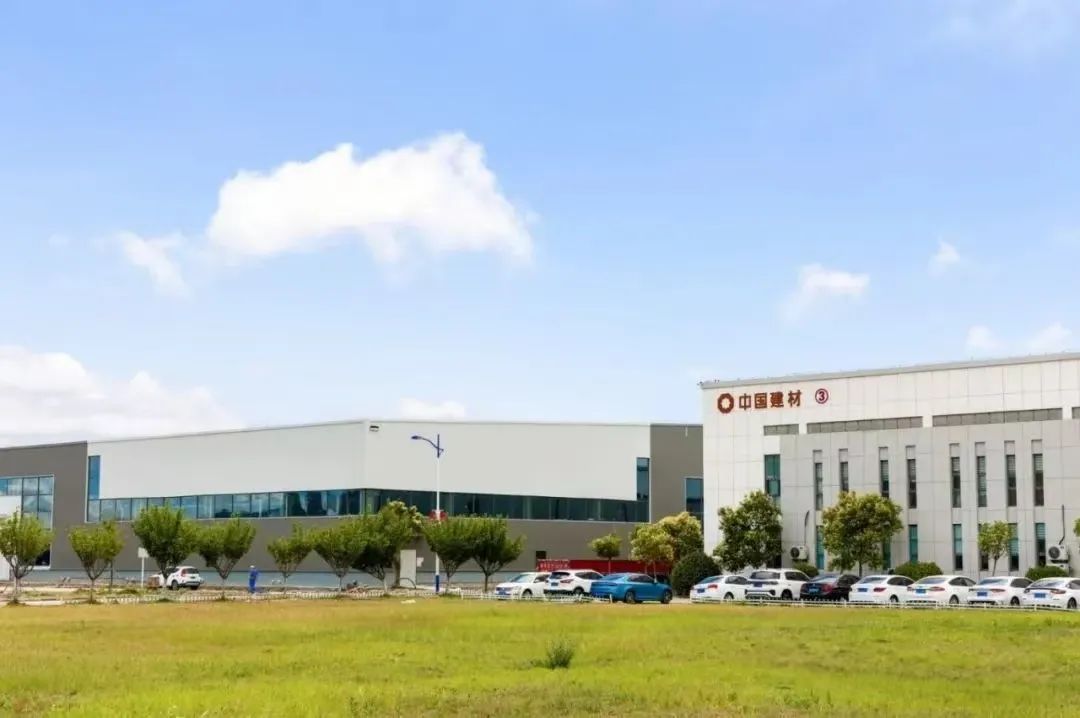 		致敬劳模 | 以立异致匠心：90后工程师杨威用复合质料拉出中国风电新高度_人物_CA88集团有限公司	